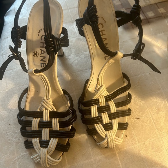 Authentic Chanel leather heels - Picture 1 of 4